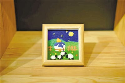 方寸之间见北疆 文创小店里的图文设计与边疆风情